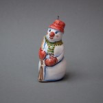 Ёлочная игрушка Снеговик. Ручная роспись, майолика. Высота 6 см., ширина 3 см.